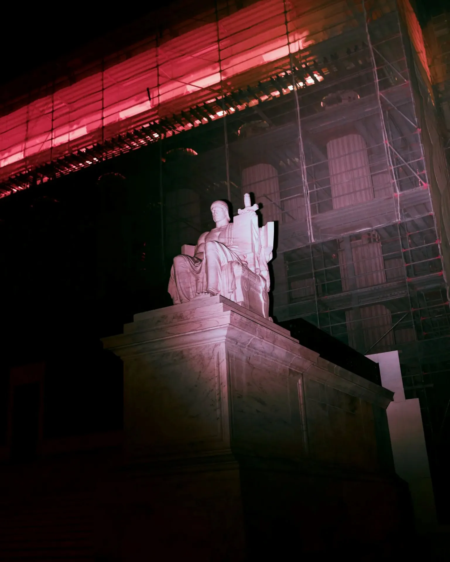 statue
